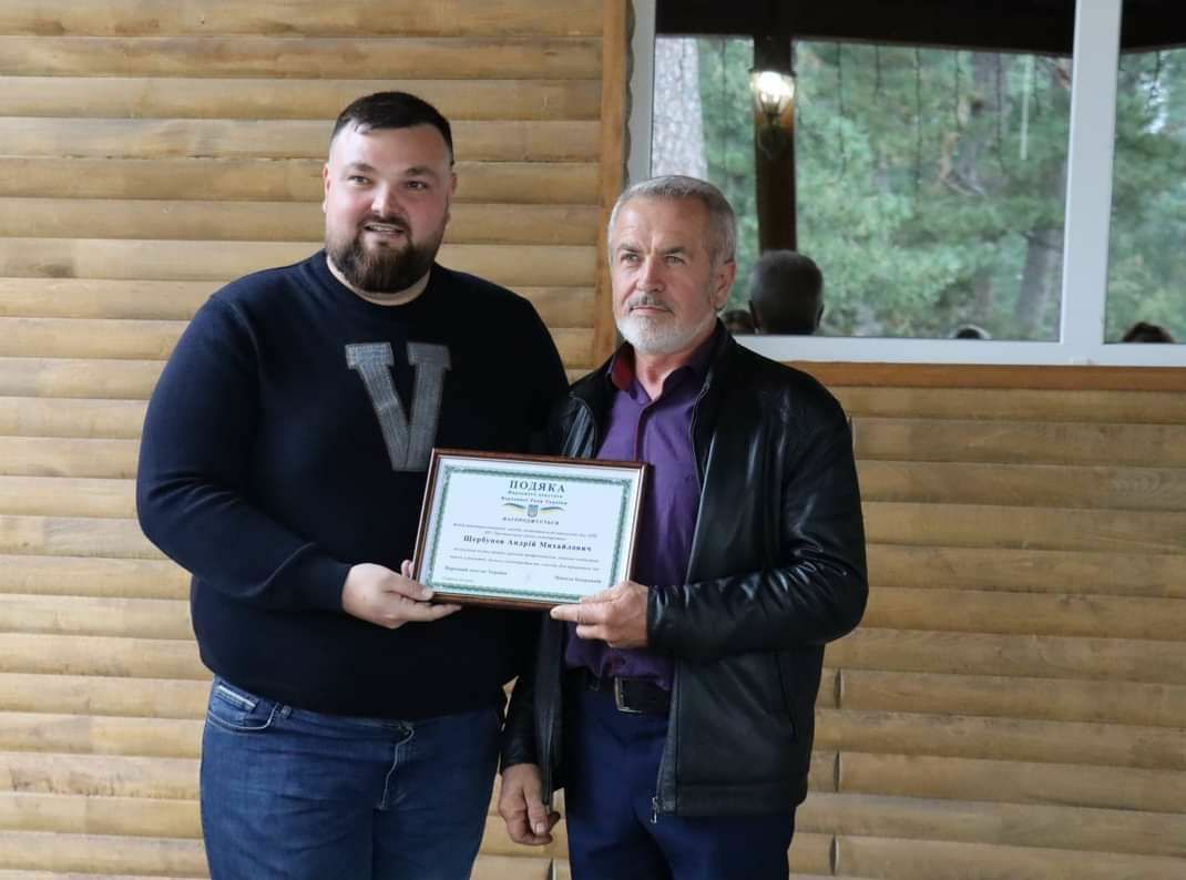 &quot;Почему не раздели?&quot; Нардеп в Тростянце появился на людях с буквой &quot;V&quot; на свитере (фото)